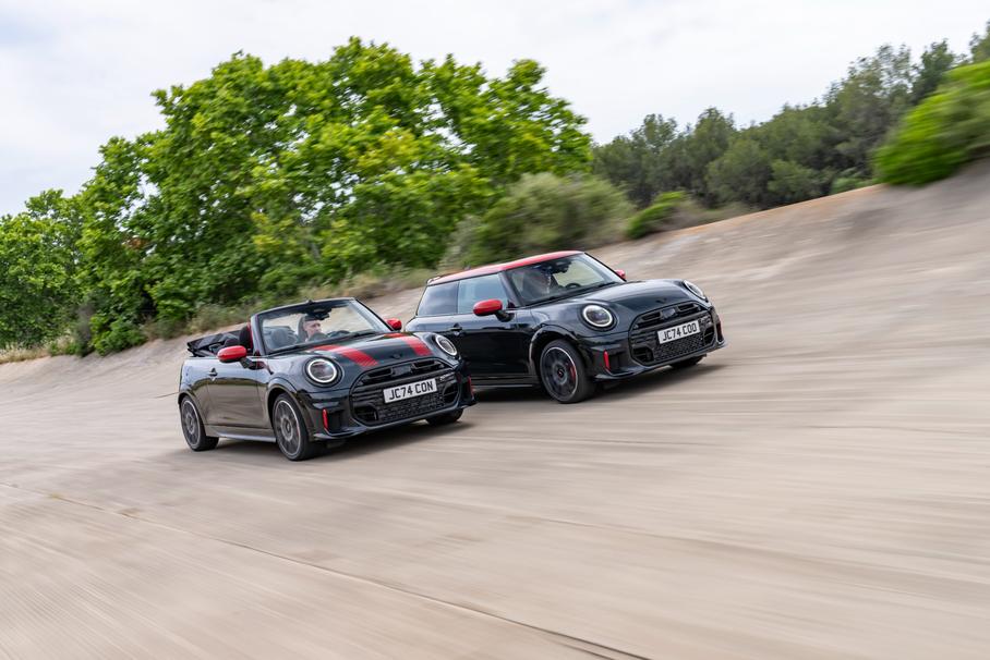 Теперь и с ДВС: MINI рассекретила «заряженные» хэтчбек и кабриолет JCW