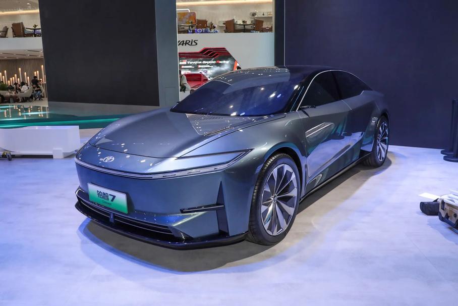 Toyota показала концепт нового электроседана, который встанет на конвейер в 2025 году