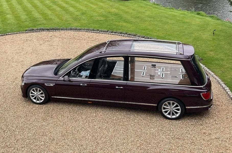 В Англии превратили новый Bentley Flying Spur в огромный катафалк