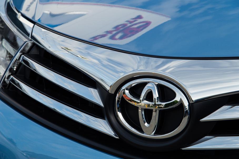 Toyota девять месяцев подряд продает больше автомобилей, чем выпускает