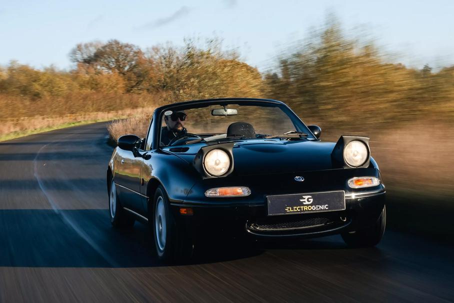 Старую Mazda MX-5 Miata превратили в электрокар