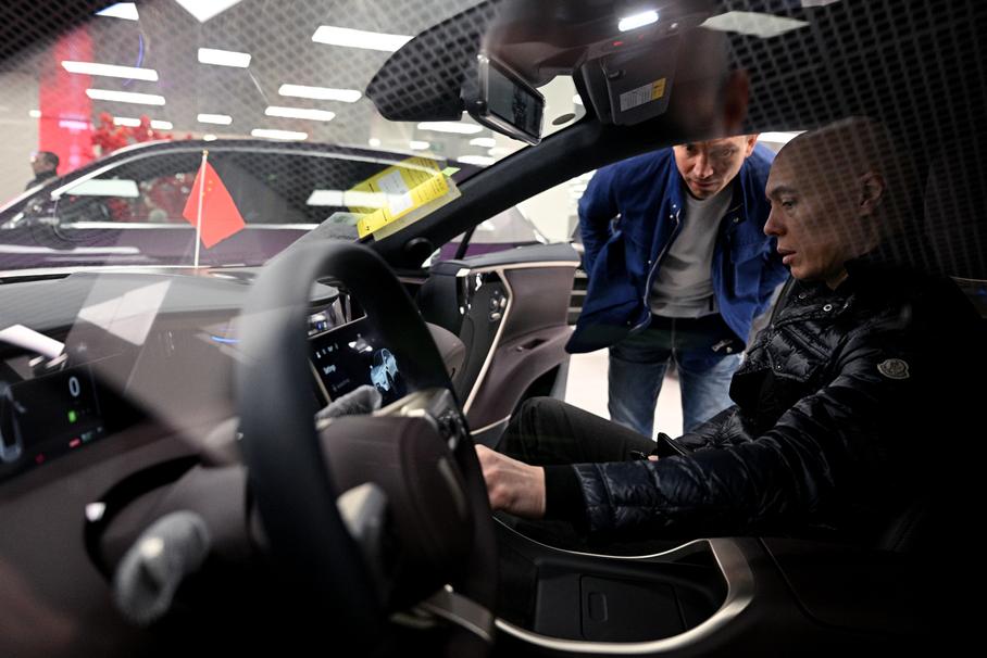 Сколько новых автомобилей продадут в России в 2025 году