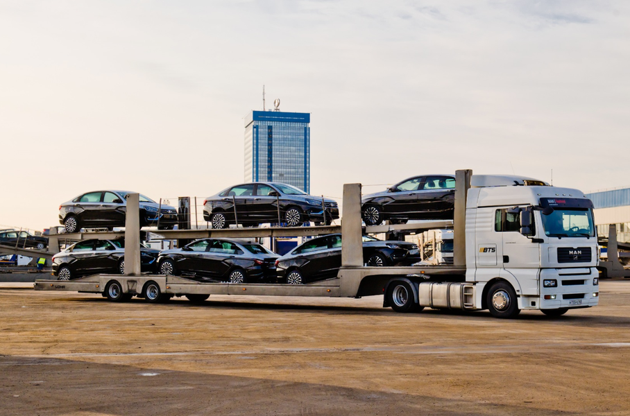 В Госдуму отгрузили 17 новых Lada Aura