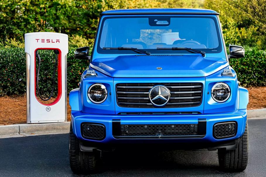Электрокары Mercedes смогут заряжать на станциях Tesla Supercharger