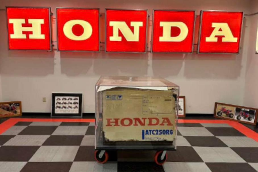 Раритетный трицикл Honda в заводской коробке пустили с молотка по цене двух топовых BMW X5