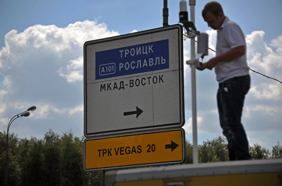 В России ввели запрет на рекламу на дорожных указателях
