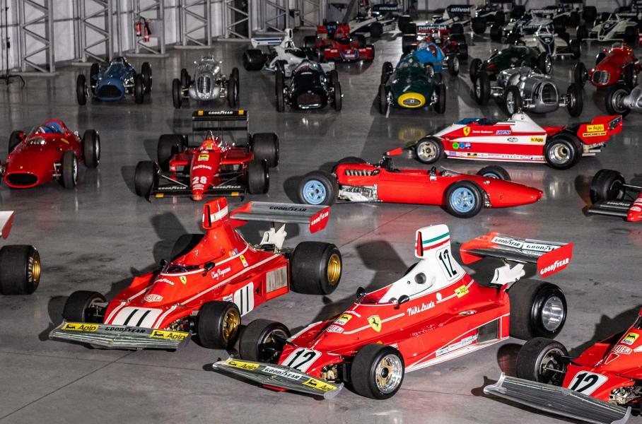 Под номером «11» — Ferrari 312 B3/74