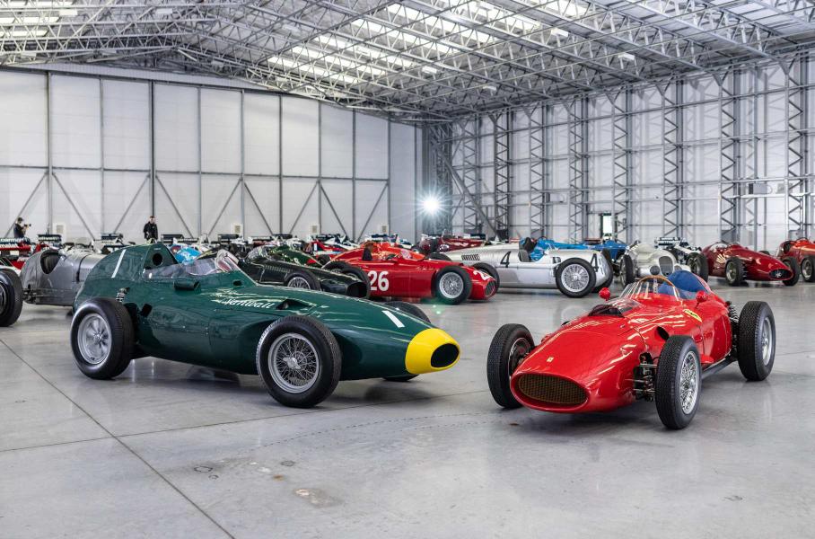 Vanwall VW10 и Ferrari 246