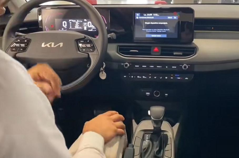 Новый седан-преемник Kia Rio: «живые» фото базовой версии