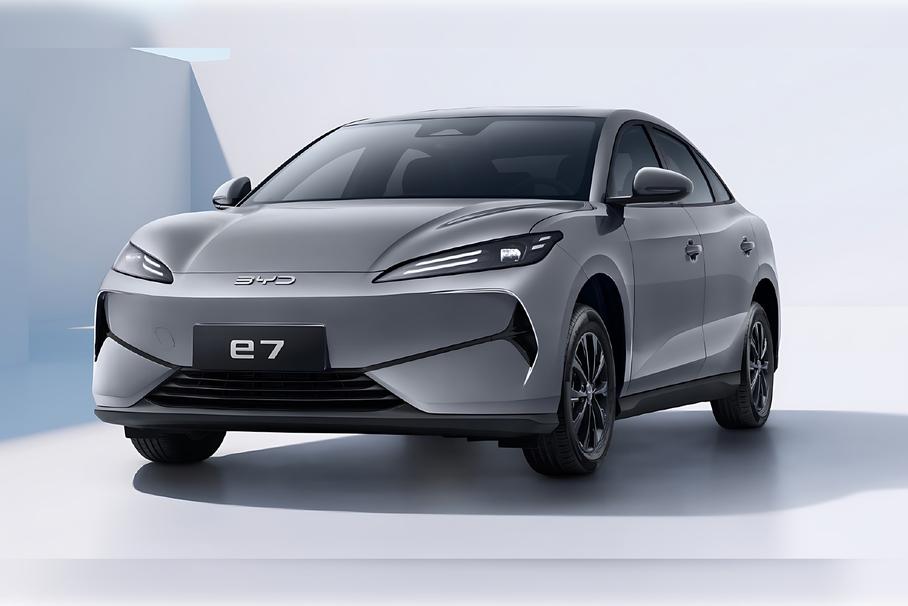 BYD рассекретил недорогой седан e7 для такси