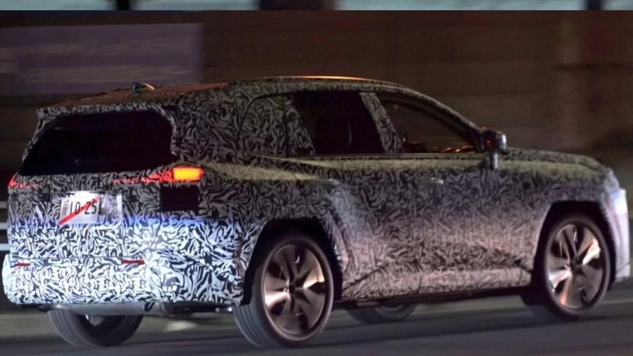 Новейший Toyota RAV4 в серийном кузове: фото из Японии
