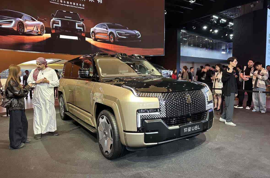 BYD представил «длинный» YangWang U8 с золотой эмблемой