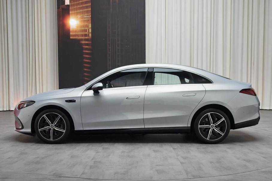 Новейший Mercedes-Benz CLA: удлиненная версия с базовым обвесом