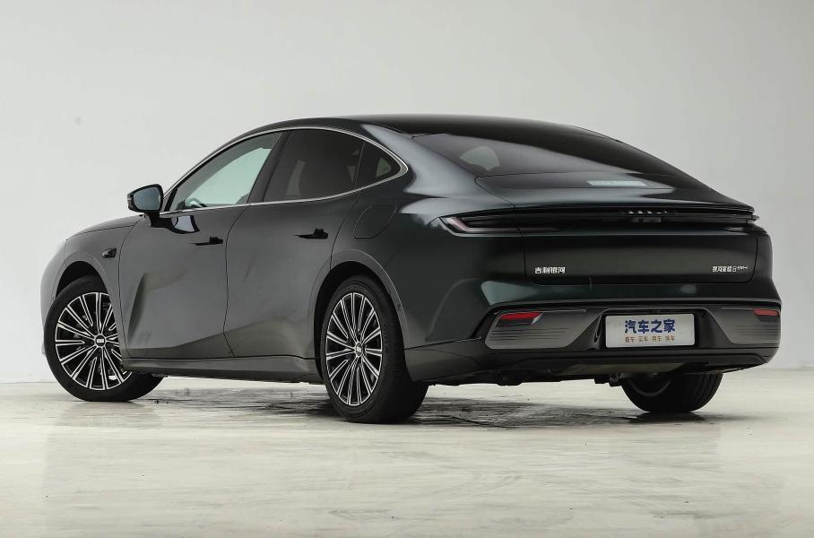 Большой седан Geely c запасом хода 1600 км оказался дешевле ожидаемого