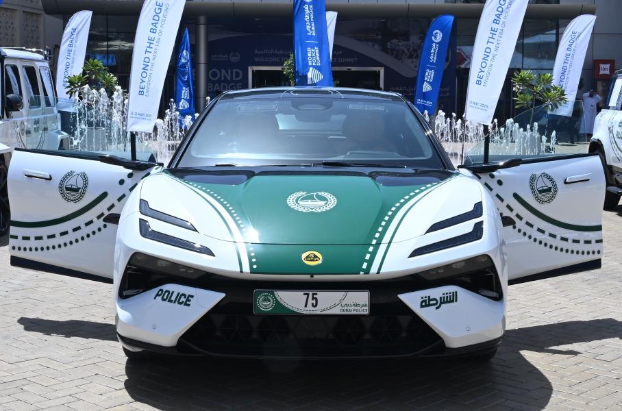 У полиции Дубая появился 612-сильный электрокар Lotus Emeya