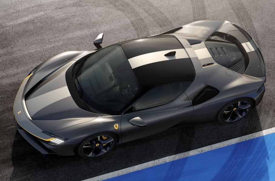 Для SF90 Stradale предложат трековый пакет Assetto Fiorano. Это гоночные амортизаторы Multimatic, двери и днище кузова из карбона, титановые пружины и вся выпускная система, а также покрышки Michelin Pilot Sport Cup2. С таким набором гиперкар становится на 30 килограммов легче, а прижимное усилие, за счет установки карбонового заднего спойлера, на 250 километров в час составляет 390 килограммов.