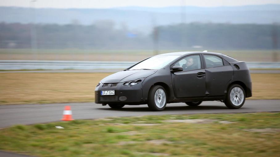 Закамуфлированный прототип нового Honda Civic на испытаниях