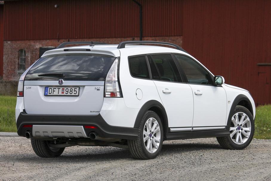 Полноприводный универсал Saab 9-3X с увеличенным дорожным просветом и обвесом из неокрашенного пластика — одна из поздних модификаций Saab 9-3