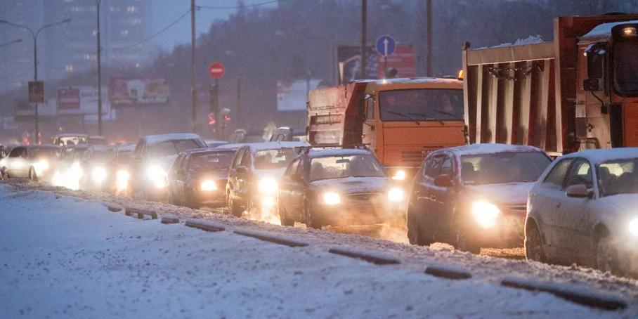 Москву сковали девятибалльные пробки из-за снегопада