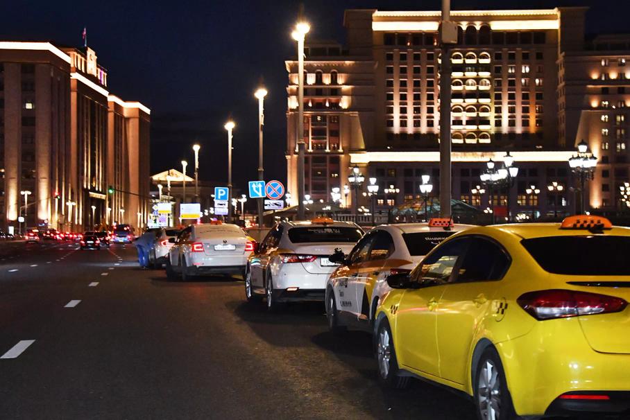 Сервисы такси подняли цены после снегопада в Москве
