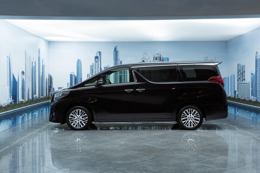 Владелец прицепил к минивэну Toyota Alphard морской контейнер