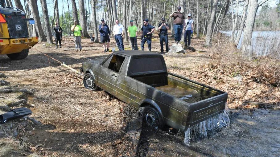 Извлеченный из воды пикап Volkswagen Rabbit