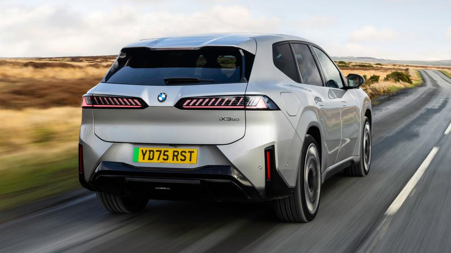 BMW iX3 на европейских дорогах — первый автомобиль формата Neue Klasse, который уже можно купить. Заявленный запас хода даже меньше, чем установленный рекорд инженерами  — до 805 км по циклу WLTP. В Мюнхен, к слову, машина добралась с 2% батареи в остатке.
