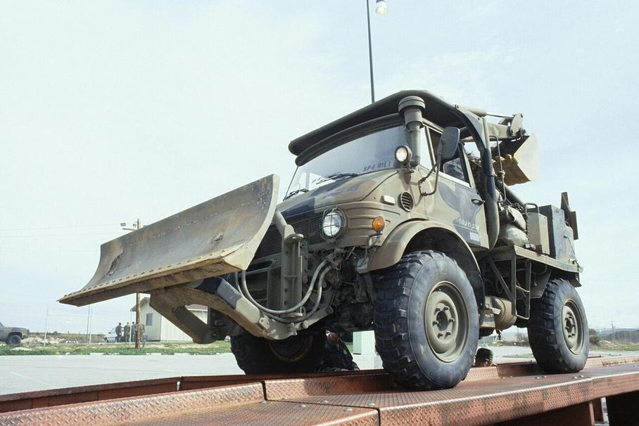 Инженерная машина Unimog 4x4 с бульдозерным отвалом, которую грузят для отправки в Южную Корею на совместные американо-южнокорейские учения «Team Spirit '87».