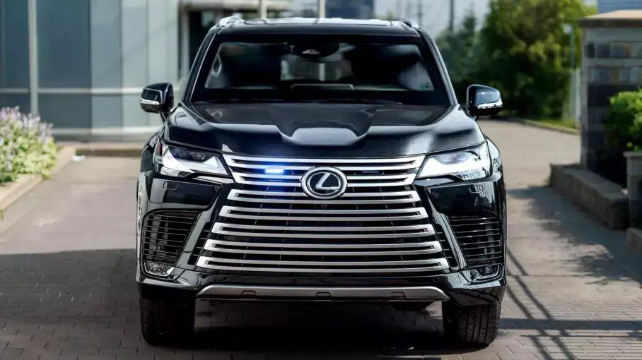 Lexus LX 700