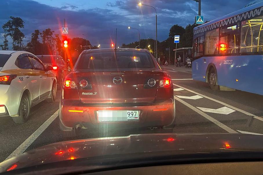Автомобиль с кодом региона 997 на номерном знаке в Москве