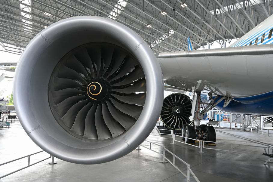 Это оригинальный самолет для летных испытаний Boeing 787-8 Dreamliner (N787BX, серийный номер 40692), подаренный компанией Boeing Музею авиации в Сиэтле. Dreamliner, подаренный музею компанией Boeing, известен как ZA003 (N787BX), это третий из выпущенных самолетов 787-8. У этого самолета уникальная история: сначала он участвовал в программе летных испытаний и сертификации Boeing 787, а затем в 2011 и 2012 годах несколько раз облетел вокруг света.