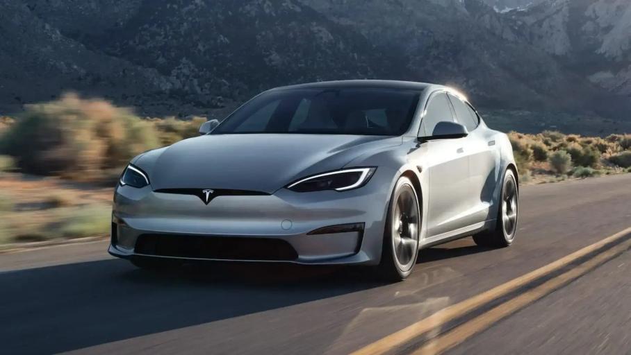 Обнищавший мужчина придумал, как бесплатно кататься на каршеринговых Tesla