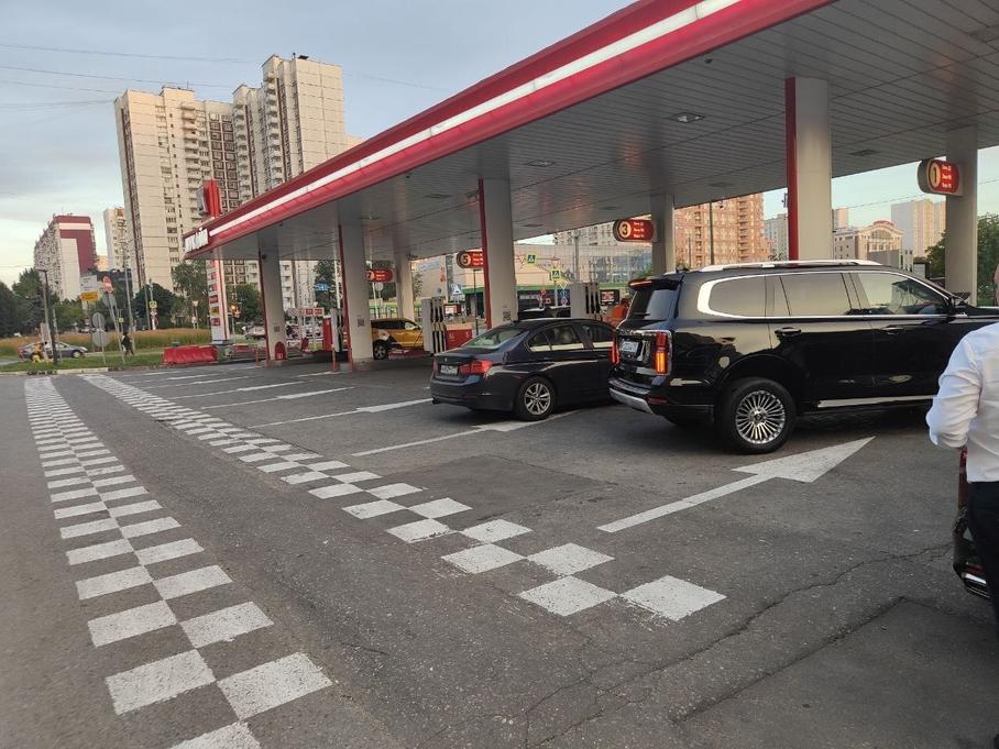 В Москве исчезли очереди на автозаправках